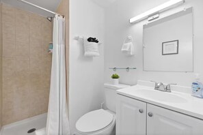 Shower, hair dryer, soap - Updated Studios with Kitchenette in South Miami (South Miami)