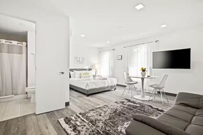 1 bedroom, iron/ironing board, WiFi, bed sheets - Updated Studios with Kitchenette in South Miami (South Miami)