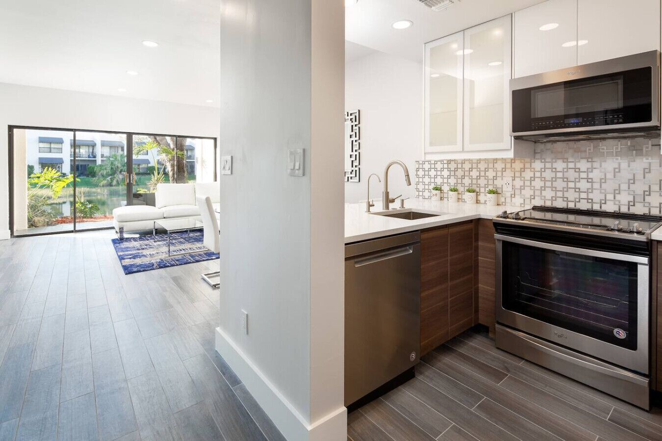 Jääkaappi, mikroaaltouuni, uuni, liesi