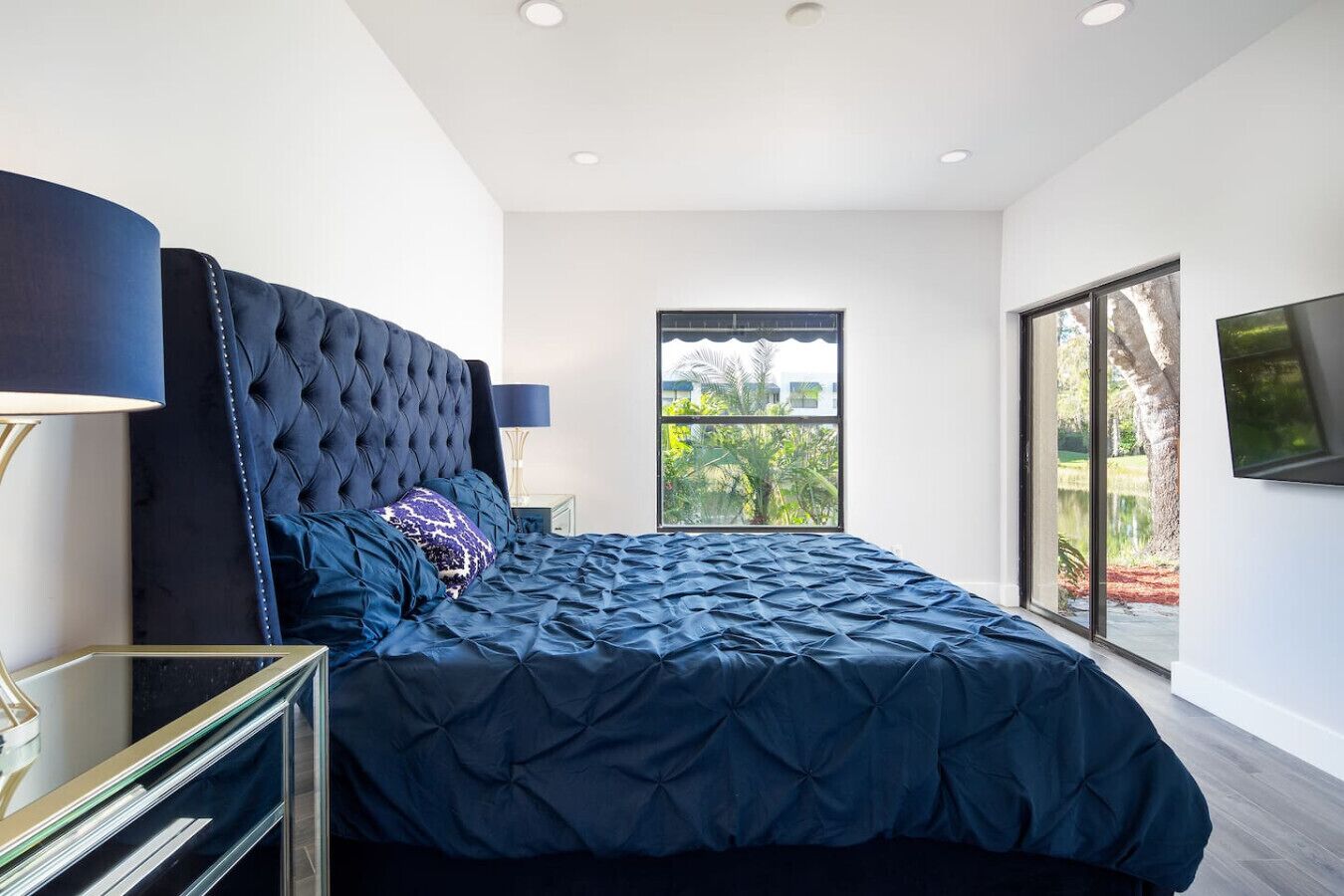 Een bureau, een strijkplank/strijkijzer, reisbedje, wifi