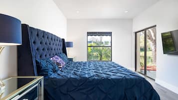 Een bureau, een strijkplank/strijkijzer, reisbedje, wifi