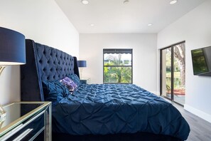 Desk, iron/ironing board, travel cot, WiFi - Beautiful Pool 5m to the Beach Downtown & Shopping (Naples)