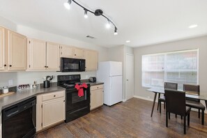 House, Patio | Private kitchen - Luxe 3B Cozy and 5-Star Stay in Frisco (Frisco)