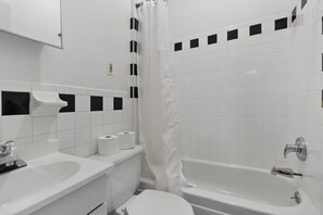 Shower, hair dryer, towels - 1727-2RS | 1BR in the Upper East Side (New York)