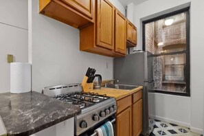 Fridge, microwave, oven, stovetop - 1727-2RS | 1BR in the Upper East Side (New York)