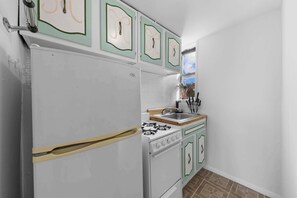 Fridge, microwave, oven, stovetop - NY-11-7 Cozy 1BR 1BATH In East Village (New York)