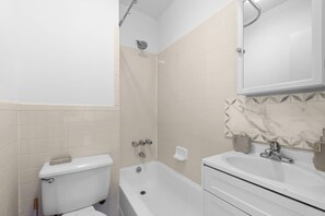 Hair dryer, towels - NY-11-7 Cozy 1BR 1BATH In East Village (New York)