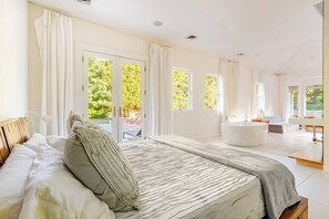 5 bedrooms, desk, iron/ironing board, free WiFi