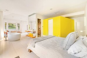 5 bedrooms, desk, iron/ironing board, travel cot