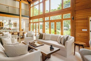 Smart TV, chimenea y estéreo 