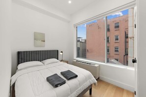2 chambres, bureau, fer et planche à repasser, lit parapluie