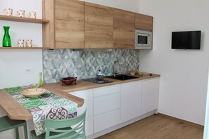 Fridge, microwave, oven, stovetop - [Seaside Apartments Int.] Sea View Apartment (Molfetta)