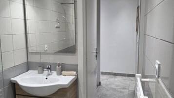 Douche, serviettes fournies