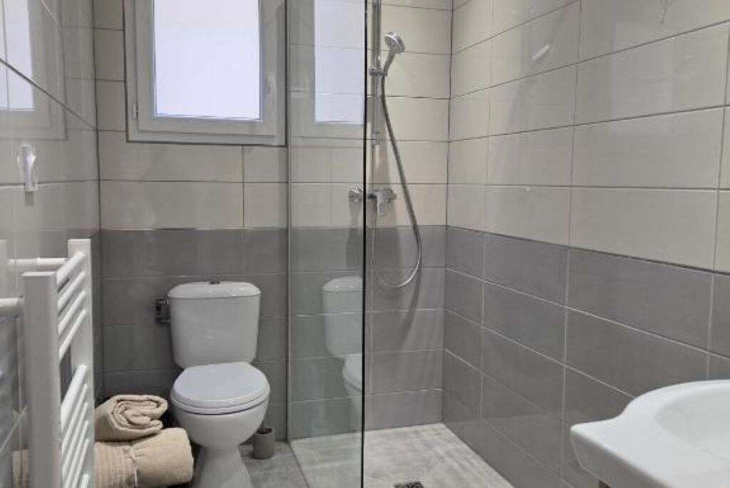 Een douche, handdoeken