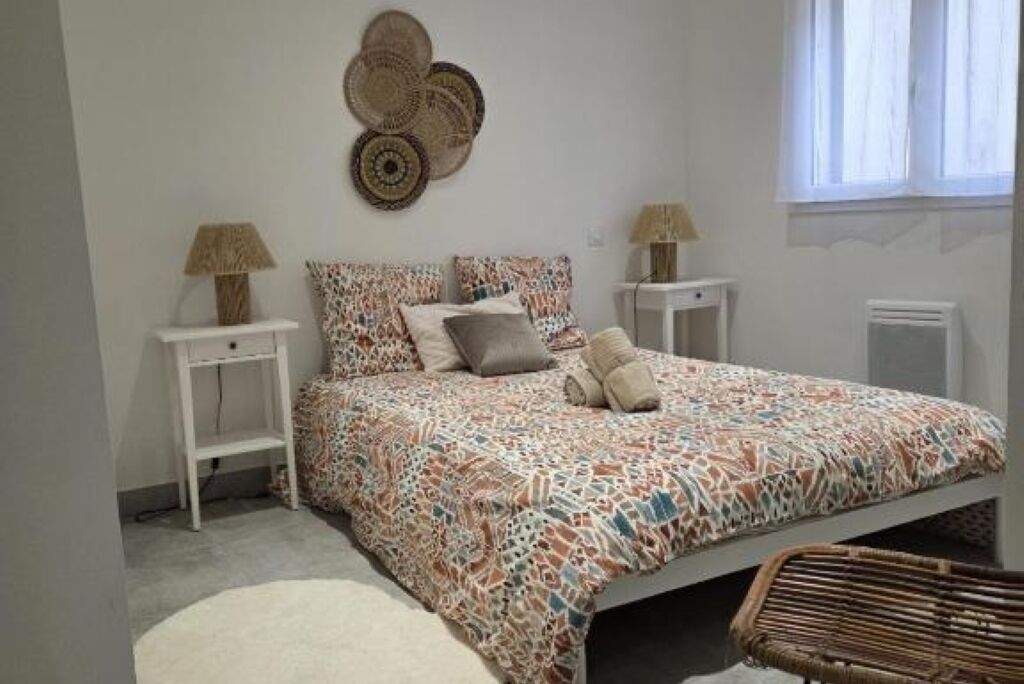 1 bedroom, bed sheets