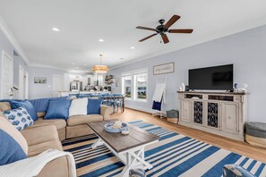 Living area - Private heated POOL and Hot Tub. 5 min walk2beach (Gulf Shores)