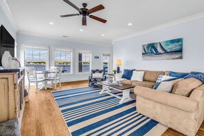 Living area - Private heated POOL and Hot Tub. 5 min walk2beach (Gulf Shores)