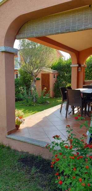 Outdoor dining - Very close to the Cinta beach house with large lawn garden. (San Teodoro)
