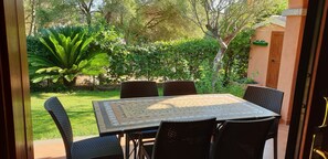 Outdoor dining - Very close to the Cinta beach house with large lawn garden. (San Teodoro)
