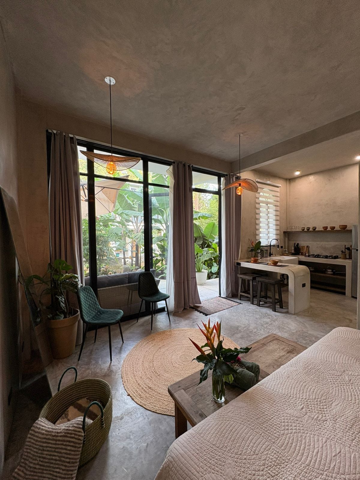 Departamento de lujo, patio, vista al jardín | Espacio para trabajar con laptop y wifi gratis 