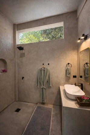 Appartement Luxe, patio, vue jardin | Salle de bain