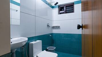 Executive kamer, uitzicht op stad | Badkamer | Een douche, handdoeken, zeep, shampoo