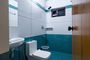 Phòng Executive, quang cảnh thành phố | Phòng tắm | Buồng tắm vòi sen, khăn tắm, xà phòng, dầu gội