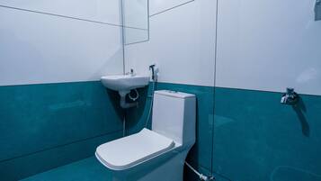 Deluxe Room | Bathroom | Shower, towels, soap, shampoo