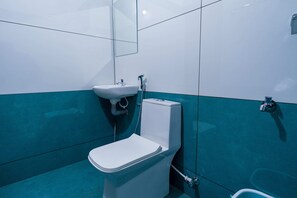 Deluxe Room | Bathroom | Shower, towels, soap, shampoo - Aeronest Residency (Karipur)