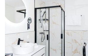 Hair dryer, towels, soap, toilet paper - ANIMEA SUITES & APARTMENTS OSSIACHER SEE LAKE VIEW APARTMENTS (Annenheim)