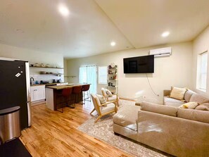 Living area - The Cedar Guesthouse (Moscow)