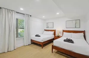 3 habitaciones, tabla de planchar con plancha, internet y ropa de cama