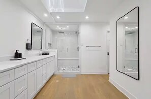 Shower, hair dryer, towels, soap - Beautifully designed 3BR/2BA home with boutique hotel vibes—all yours to enjoy! (Irving)