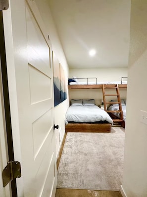 2 bedrooms, WiFi, bed sheets - The Cinema Den (Moscow)