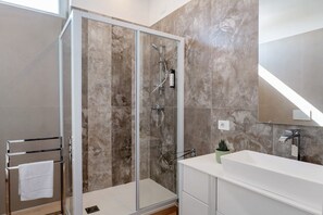 Ducha, secador de pelo y toallas