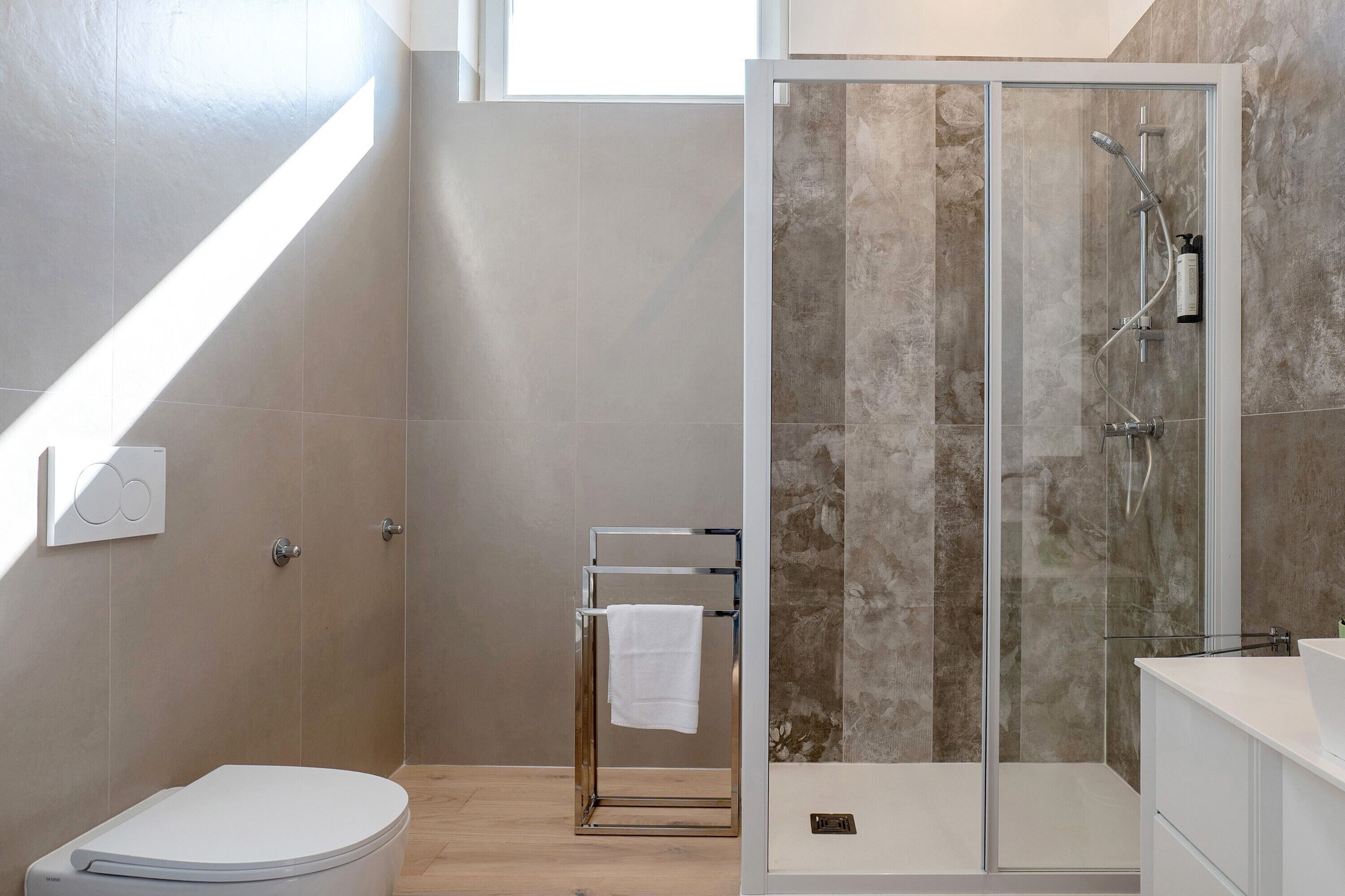 Dusche, Haartrockner, Handtücher