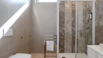 Dusche, Haartrockner, Handtücher