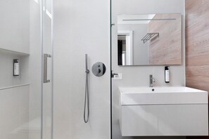 Shower, hair dryer, towels - Suite Arena with Spacious Private Terrace (Verona)