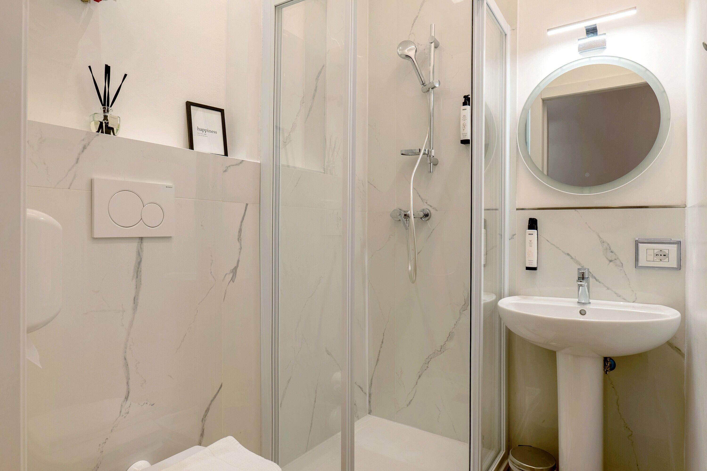 Dusch, hårtork och handdukar