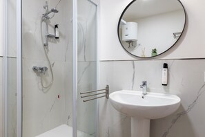 Dusche, Haartrockner, Handtücher