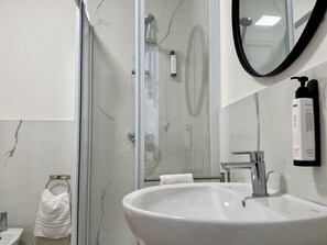 Chuveiro, secador de cabelo, toalhas de banho 