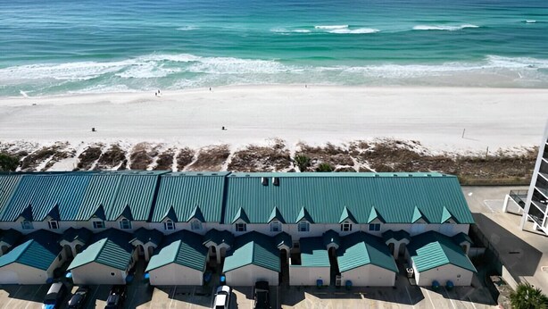 A beachfront hotel with multiple green-roofed buildings, a sandy beach, and the ocean in the background. - Gulfs Edge Townhome #16 - Sealee (Panama City Beach)