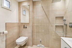 Shower - A green interlude on the outskirts of Tours (La Riche)