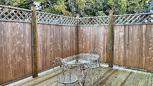 Outdoor dining - Uniquely Charming "Downeastah" APT in the heart of Machias (Machias)