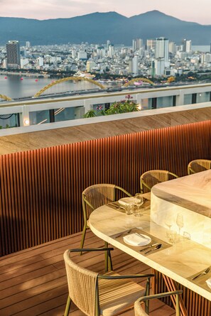 Quầy bar bên hồ bơi