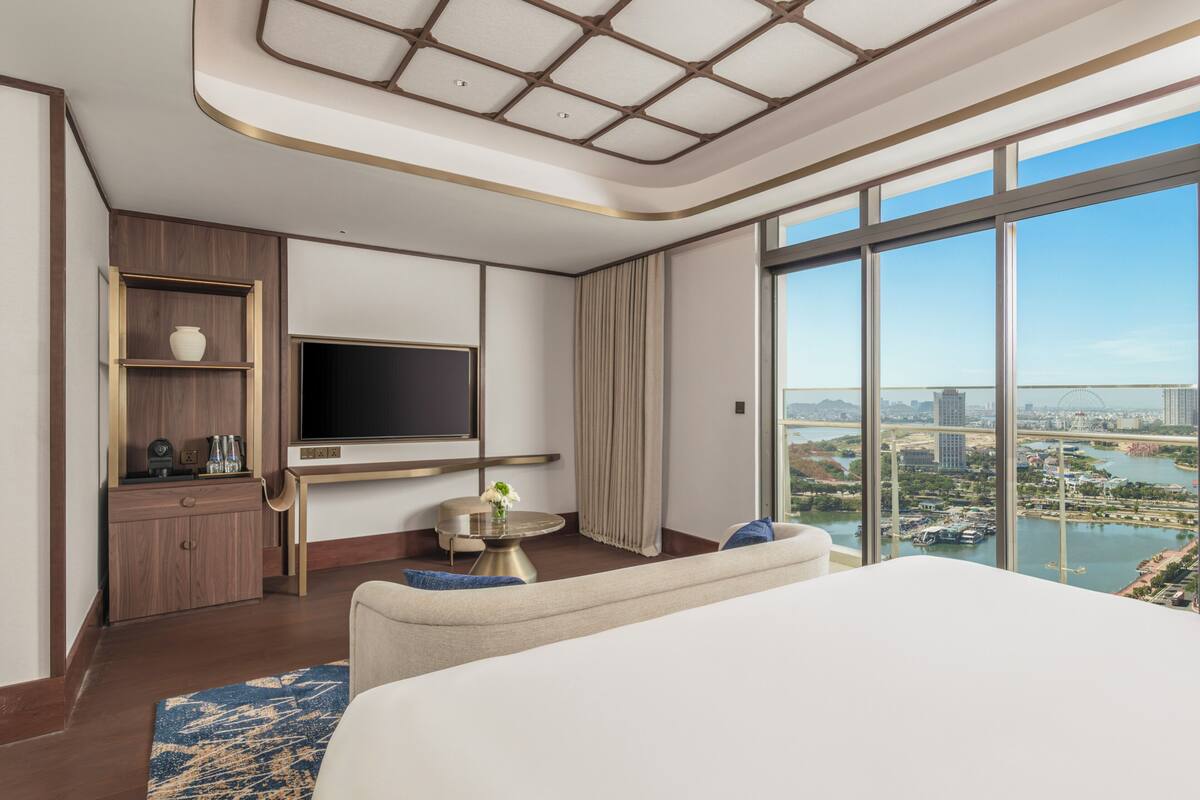 Premium Room (Deluxe) | Hypo-allergenic bedding available, minibar (some free items)
