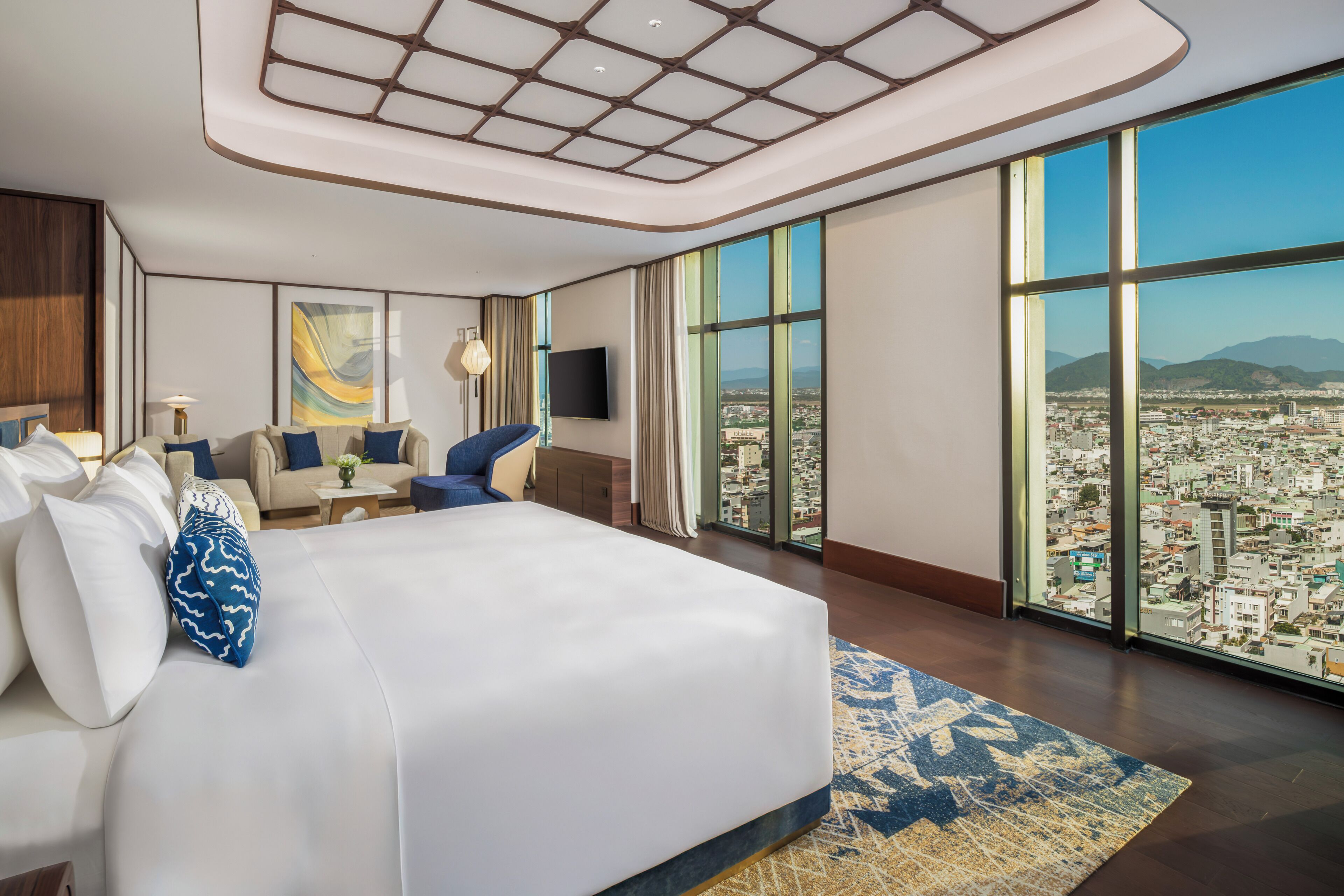 Suite, Corner | City view