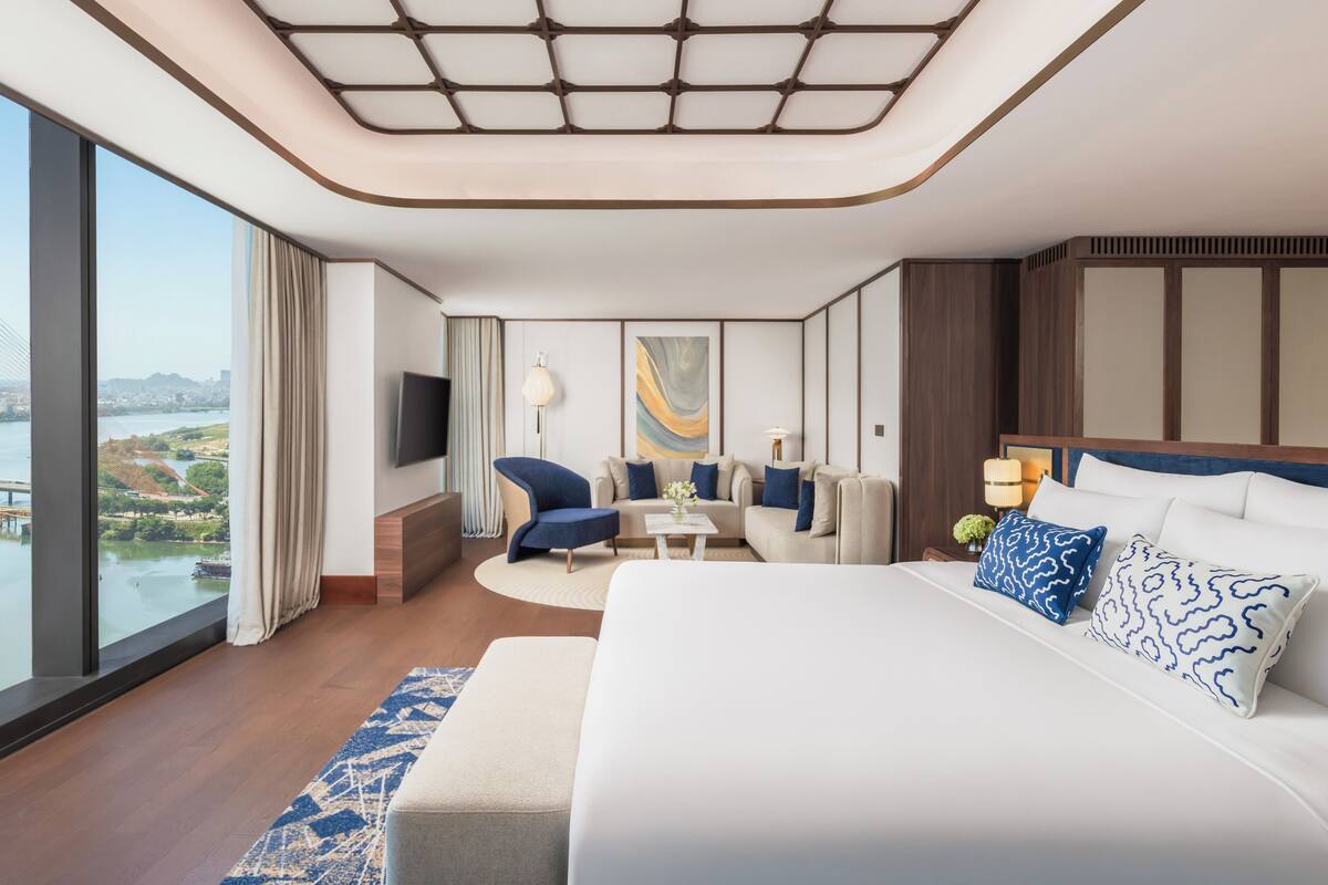 Suite, Corner (Han River) | Hypo-allergenic bedding available, minibar (some free items)