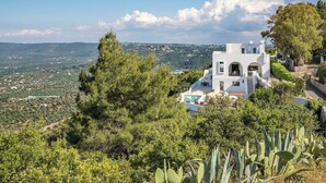 A white villa with a pool, surrounded by greenery and overlooking a hilly landscape. - Villa Eterea - Five Bedroom Villa, Sleeps 10 (Selva di Fasano)