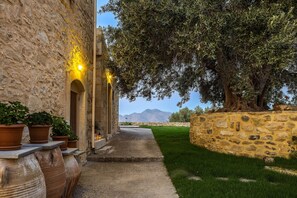 Property grounds - Laga 1577 Traditional Stonehouse, a cozy retreat (Laga)